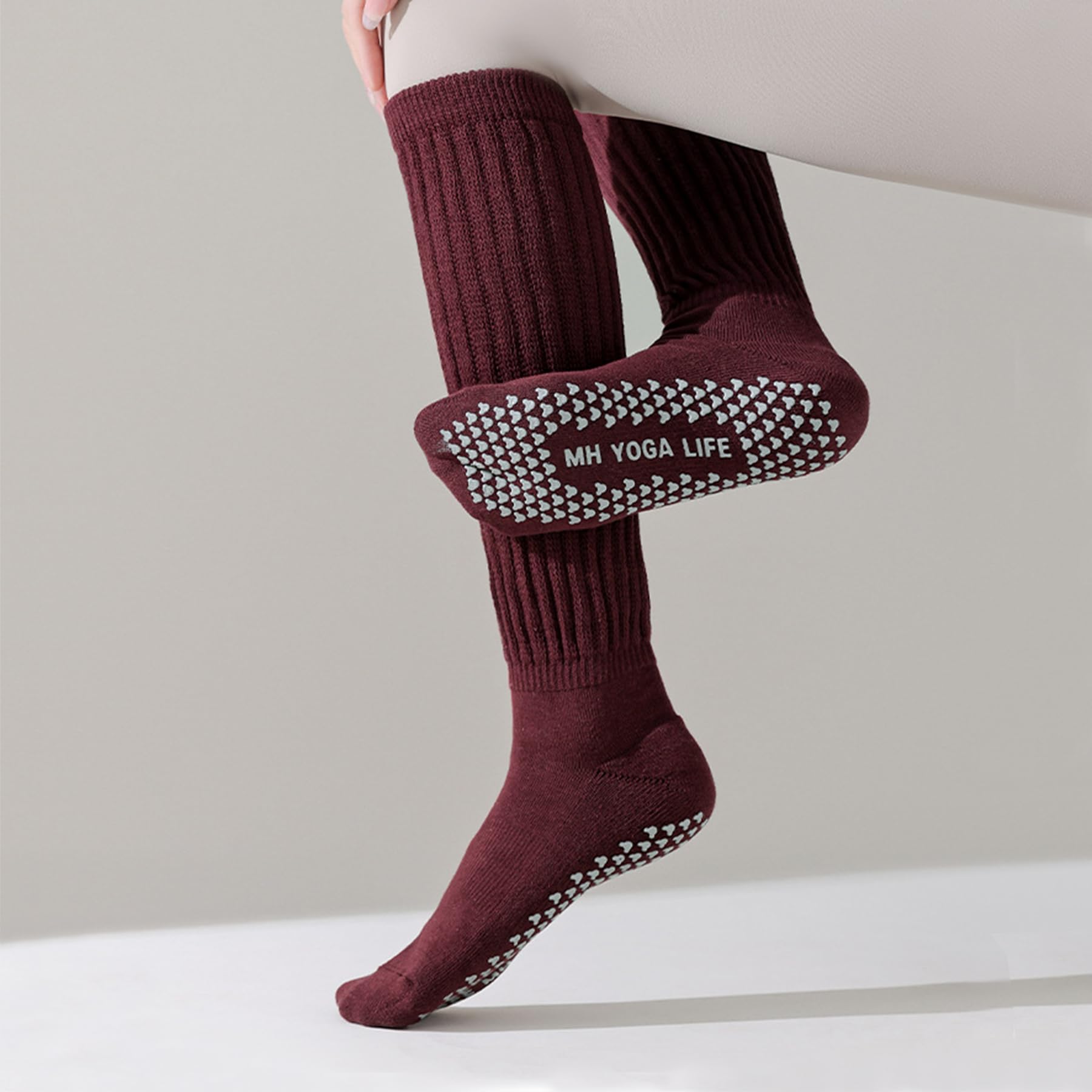 Train with confidence and comfort—these non-slip Pilates yoga socks deliver secure grip, breathable support, and stylish design for every workout, from barre to yoga and beyond.